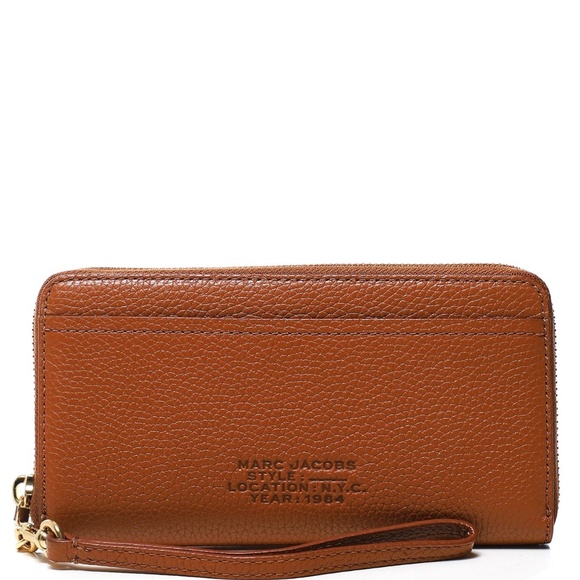 MARC JACOBS PEBBLED LEATHER CONTINENTAL WRISTLET WALLET TAN - Picture 1 of 6